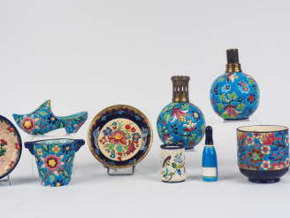 Vente aux enchères LONGWY.  2 différents vases, un sabot, 2 coupelles, un cendrier en for