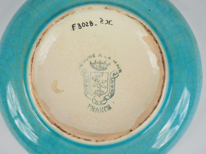 LONGWY.  2 différents vases, un sabot, 2 coupelles, un cendrier en for