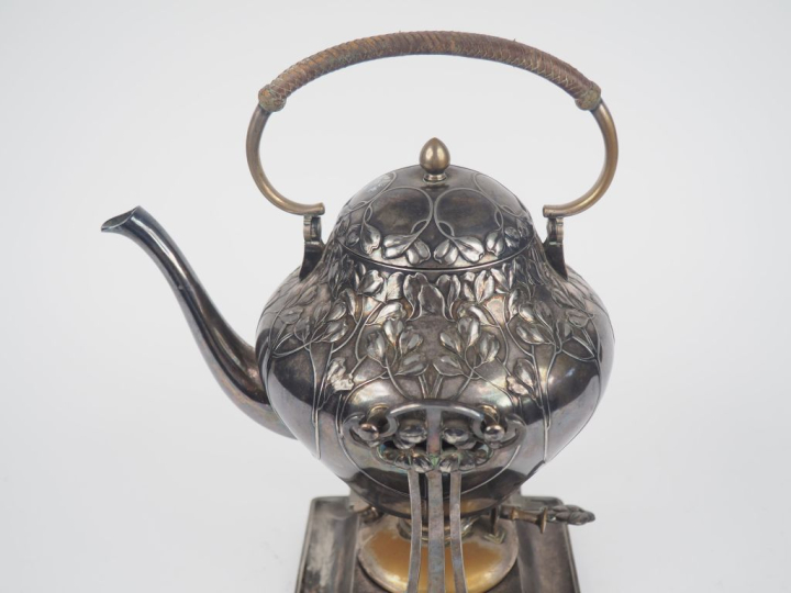 Samovar Art Nouveau en métal argenté, à décor de guis ( bruleur désarg
