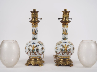 Vente aux enchères Paire de lampes à pétrole en faience de Gien, décor de style Renaissan