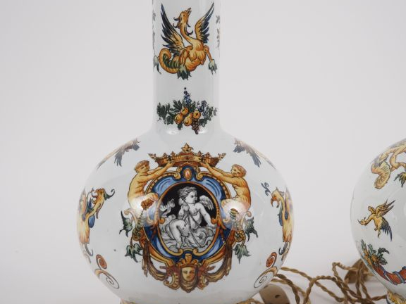 Paire de lampes à pétrole en faience de Gien, décor de style Renaissan