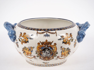 Vente aux enchères Grand cache pot en faience de Gien, décor polychrome de style Renaissa