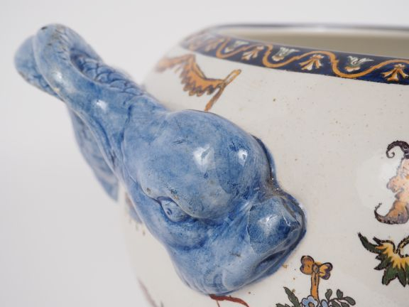 Grand cache pot en faience de Gien, décor polychrome de style Renaissa