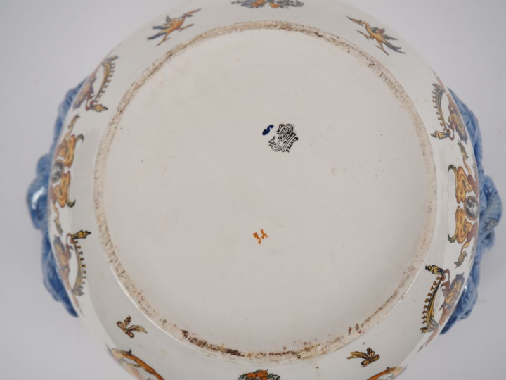 Grand cache pot en faience de Gien, décor polychrome de style Renaissa