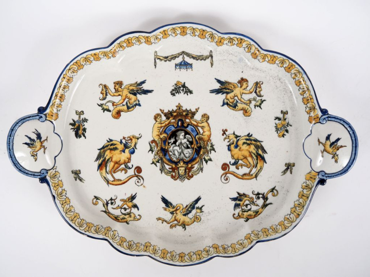 Plateau en faience de Gien, décor polychrome de style Renaissance ital