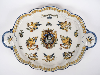 Vente aux enchères Plateau en faience de Gien, décor polychrome de style Renaissance ital