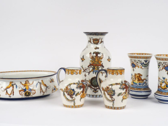 Vente aux enchères GIEN.  Paire de petites verseuses et un vase ovoide en faience, décor 