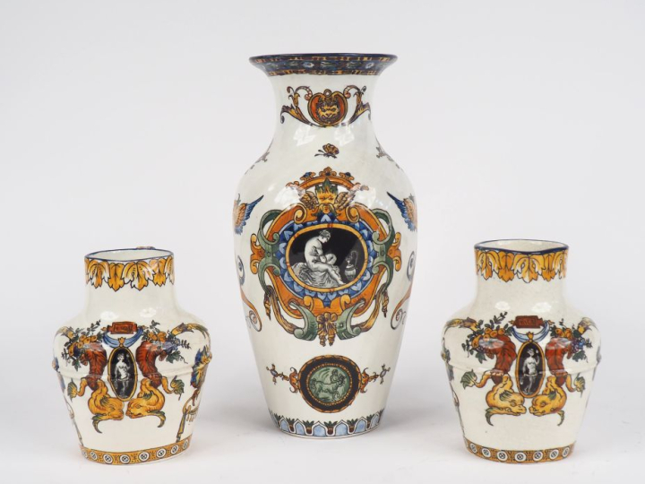 GIEN.  Paire de petites verseuses et un vase ovoide en faience, décor 