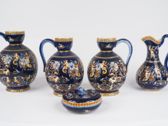 Vente aux enchères GIEN.  4 différentes verseuses en faience, décor de style Renaissance 