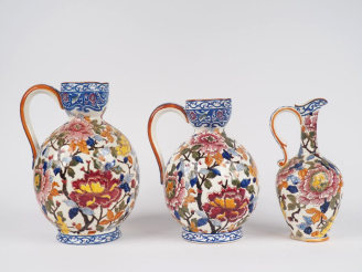 Vente aux enchères GIEN.  3 différentes verseuses en faience, décor polychrome à la pivoi
