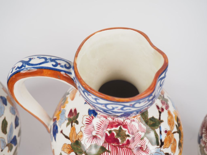 GIEN.  3 différentes verseuses en faience, décor polychrome à la pivoi
