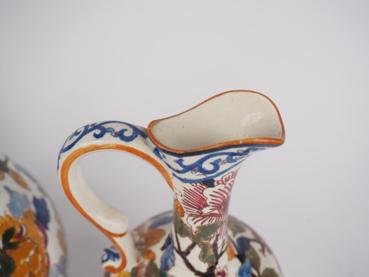 GIEN.  3 différentes verseuses en faience, décor polychrome à la pivoi