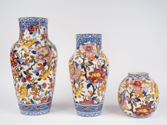 Vente aux enchères GIEN.  3 différents vases en faience, décor à la pivoine. H. 44 cm H. 