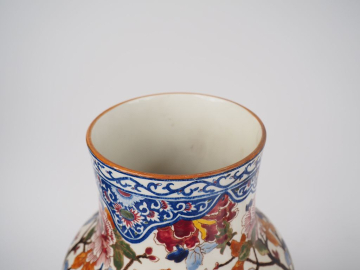 GIEN.  3 différents vases en faience, décor à la pivoine. H. 44 cm H. 