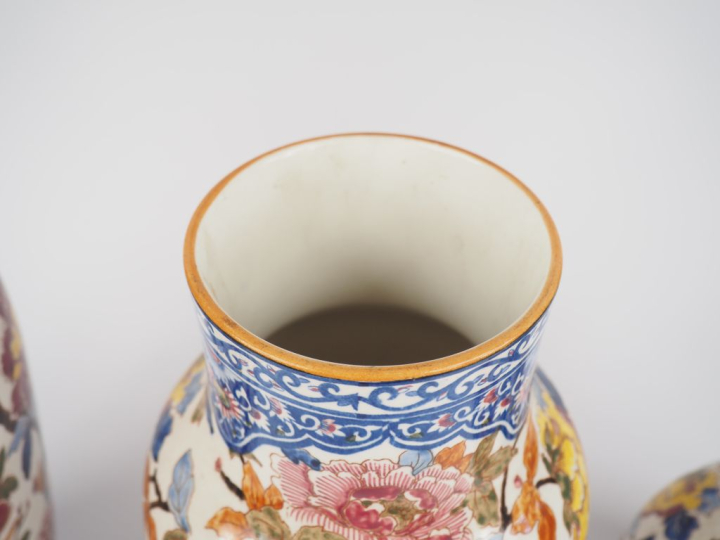 GIEN.  3 différents vases en faience, décor à la pivoine. H. 44 cm H. 