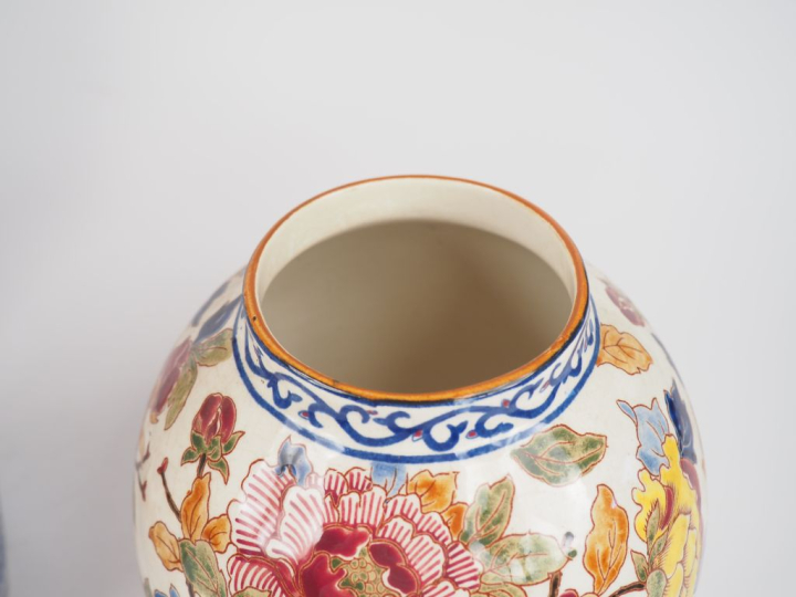 GIEN.  3 différents vases en faience, décor à la pivoine. H. 44 cm H. 