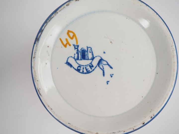 GIEN. Ensemble de 2 boites couvertes, une chope, un  soliflore, un por