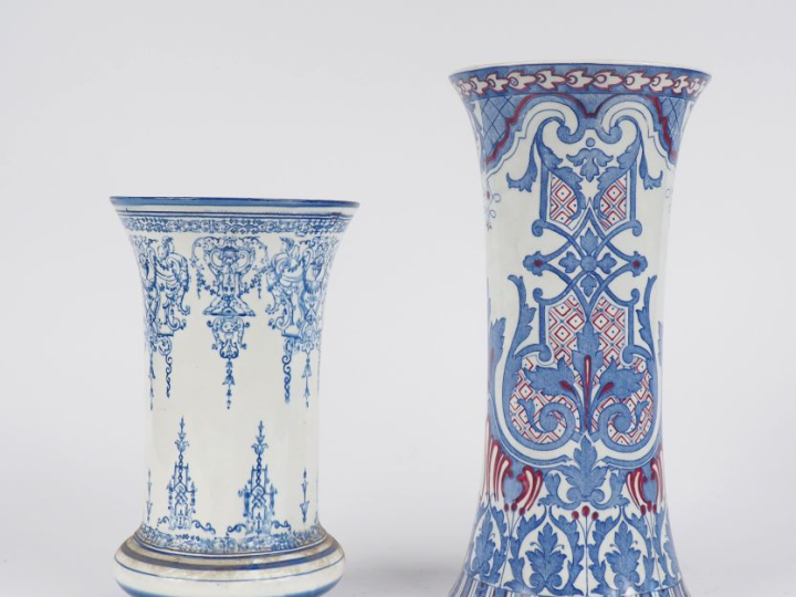 GIEN.  Vase cornet décor à la bérain, un vase diabolo en faience moder