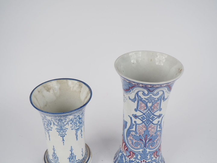GIEN.  Vase cornet décor à la bérain, un vase diabolo en faience moder