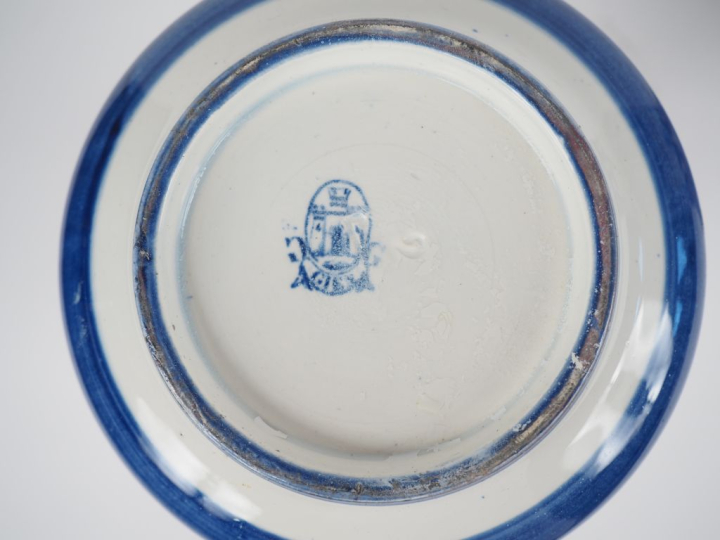 GIEN.  Vase cornet décor à la bérain, un vase diabolo en faience moder
