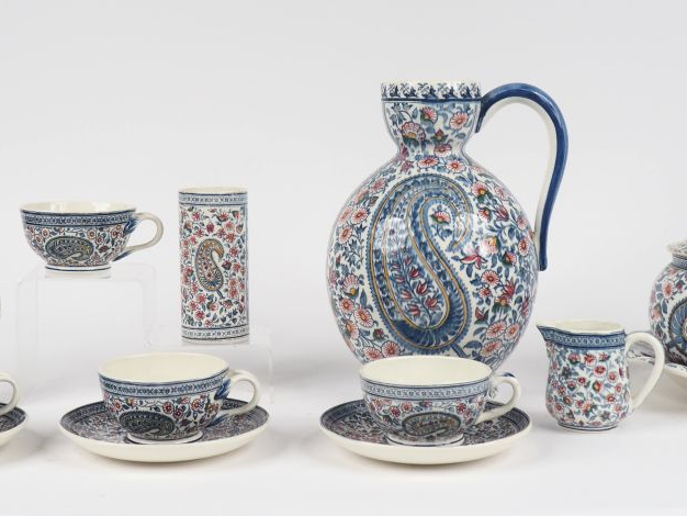 GIEN.  Verseuse, pot couvert et son présentoir, pot à lait, vase cylin