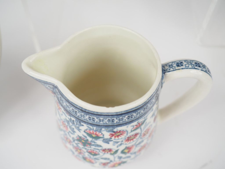 GIEN.  Verseuse, pot couvert et son présentoir, pot à lait, vase cylin