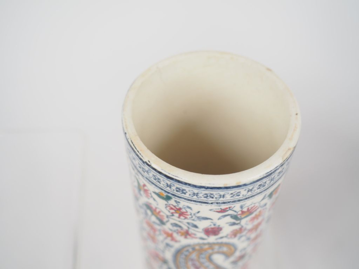 GIEN.  Verseuse, pot couvert et son présentoir, pot à lait, vase cylin