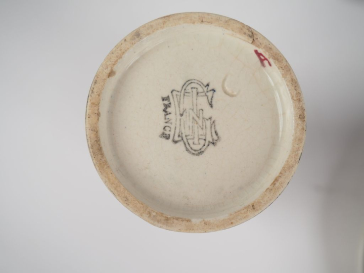 GIEN.  Verseuse, pot couvert et son présentoir, pot à lait, vase cylin