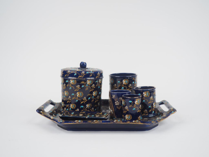 GIEN.  Pot couvert, 4 petits vases cylindriques, un plateau, un porte 