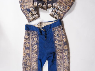 Vente aux enchères Habit de toréro en soie brodée et perles.  (accidents, manques)