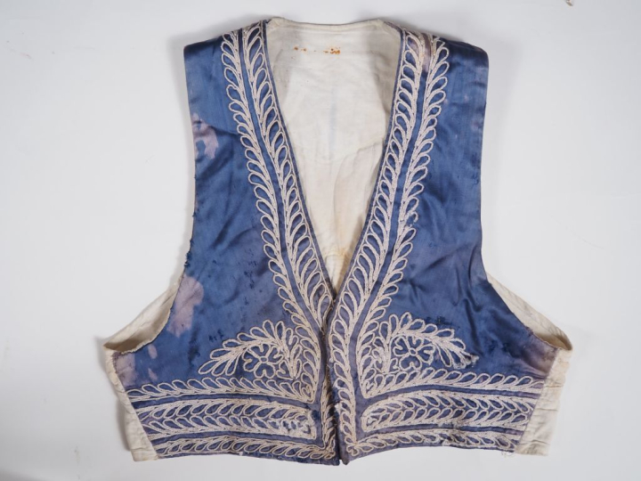 Habit de toréro en soie brodée et perles.  (accidents, manques)