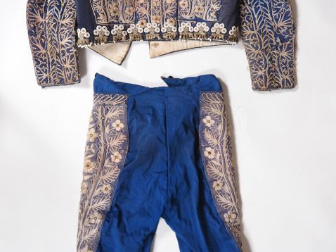 Habit de toréro en soie brodée et perles.  (accidents, manques)