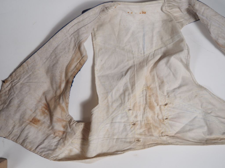 Habit de toréro en soie brodée et perles.  (accidents, manques)