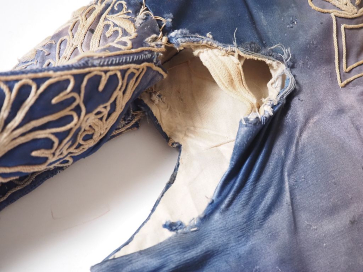 Habit de toréro en soie brodée et perles.  (accidents, manques)