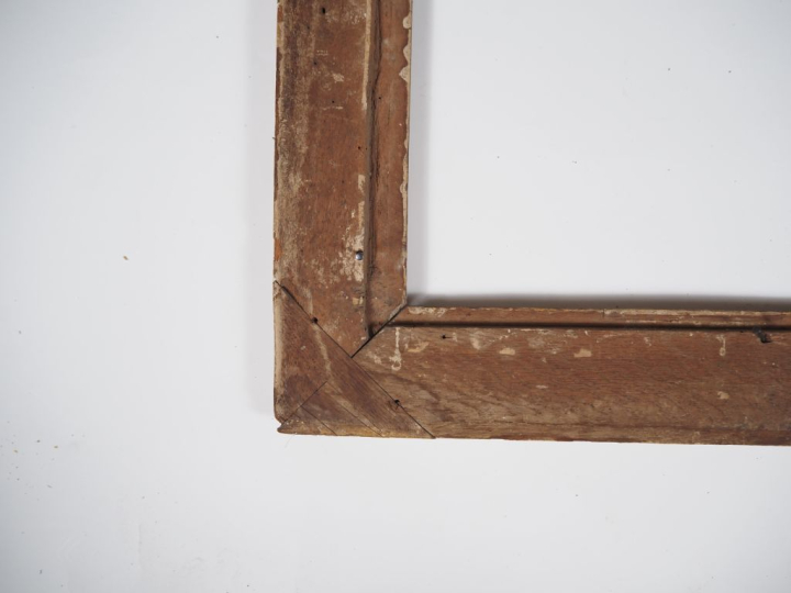 Cadre Louis XVI en bois sculpté et doré, à décor de perles et de feuil