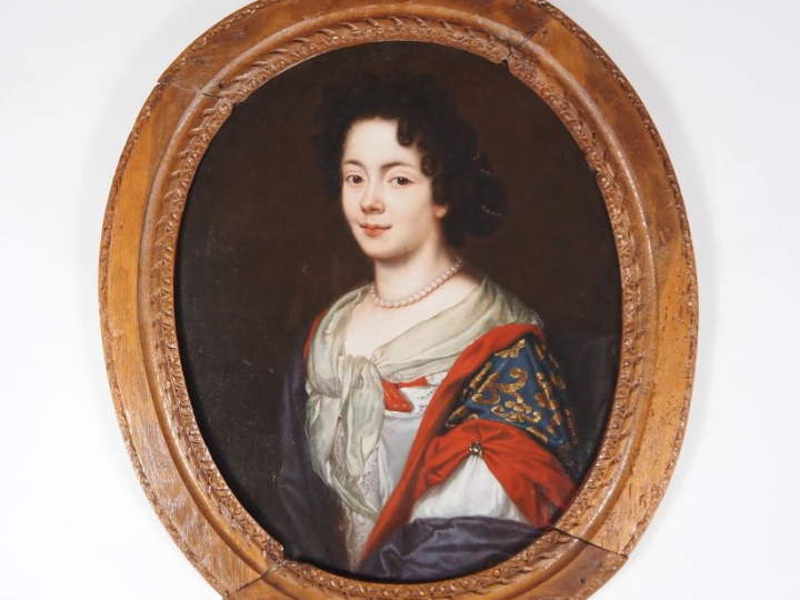 Ecole française XVIIIème.  "portrait de dame au collier de perles" Dan
