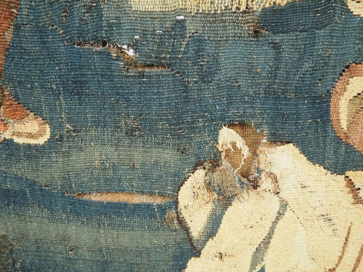 Fragment de tapisserie XVIIème.  "personnage de la mythologie" (accide