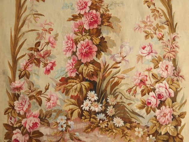 AUBUSSON.  Cantonnière Napoléon III à décor de fleurs polychromes. Dim