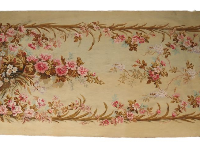 AUBUSSON.  Cantonnière Napoléon III à décor de fleurs polychromes. Dim