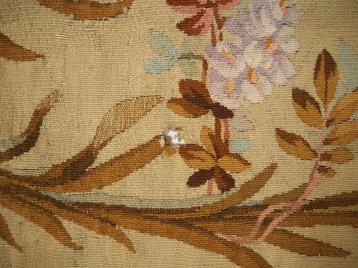 AUBUSSON.  Cantonnière Napoléon III à décor de fleurs polychromes. Dim
