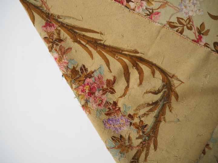 AUBUSSON.  Cantonnière Napoléon III à décor de fleurs polychromes. Dim