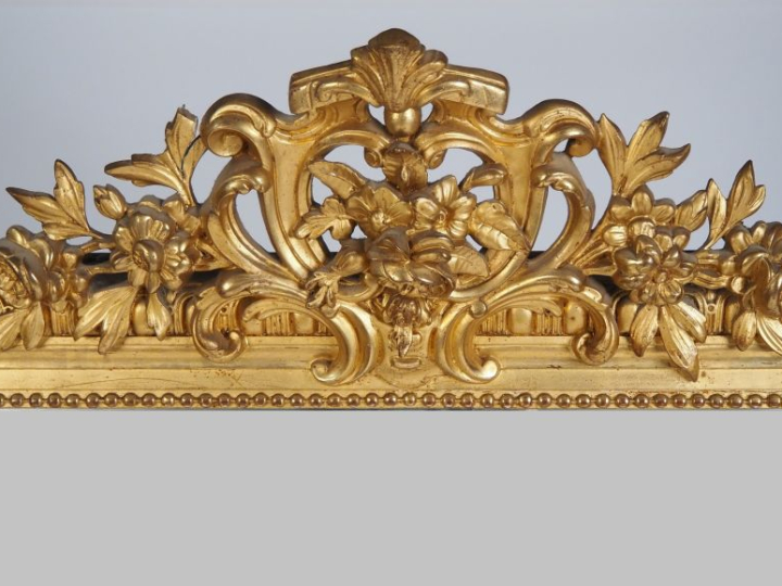 Glace de cheminée Napoléon III en bois et stuc doré, à décor de godron