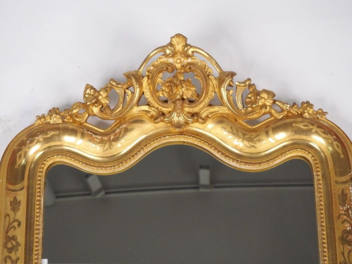 Glace de cheminée Napoléon III en stuc doré, à décor gravé de fleurs e