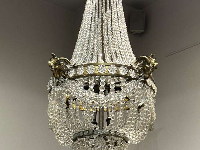 Lustre montgolfière de style Louis XVI, jolie monture en bronze à déco