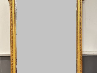 Vente aux enchères Grande glace de salon Napoléon III de style Louis XVI en bois et stuc 