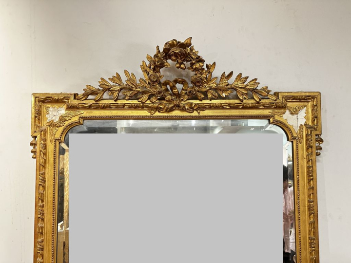 Grande glace de salon Napoléon III de style Louis XVI en bois et stuc 