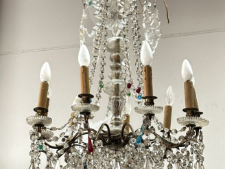 Vente aux enchères Lustre à pampilles en cristal et verroterie de couleur, éclairant à ne