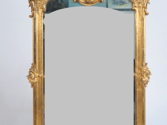 Vente aux enchères Glace de cheminée Napoléon III de style Rocaille en bois et stuc doré,