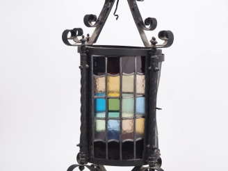 Vente aux enchères Suspension en fer forgé et vitraux polychromes. H. 70 cm
