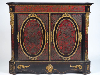 Vente aux enchères Meuble d'appui Napoléon III en marqueterie Boulle, fond d'écaille roug